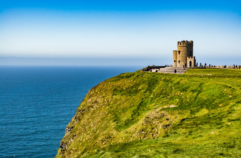 Splendid view of O'Brien's Tower and the endless ocean in Ireland